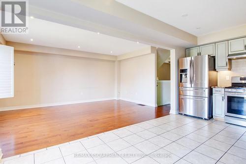 6411 Shapton Crescent, Niagara Falls, ON - Indoor Photo Showing Kitchen