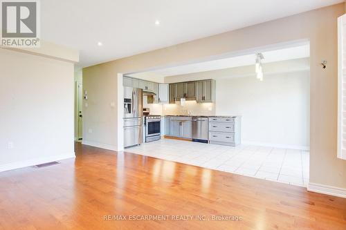 6411 Shapton Crescent, Niagara Falls, ON - Indoor Photo Showing Kitchen