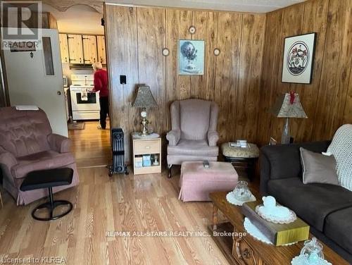 11 Beverly Road, Kawartha Lakes (Janetville), ON - Indoor Photo Showing Living Room