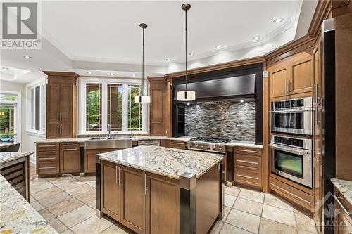 5800 Queenscourt Crescent, Ottawa, ON - Indoor Photo Showing Kitchen With Double Sink With Upgraded Kitchen