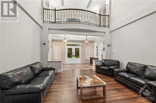 5800 Queenscourt Crescent, Ottawa, ON - Indoor Photo Showing Living Room