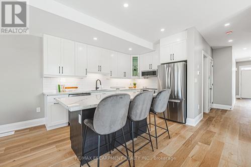 6220 Curlin Crescent, Niagara Falls, ON - Indoor Photo Showing Kitchen With Upgraded Kitchen