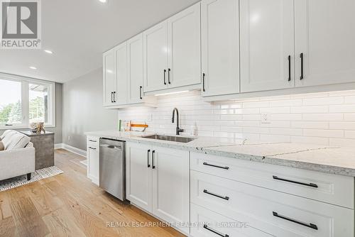 6220 Curlin Crescent, Niagara Falls, ON - Indoor Photo Showing Kitchen With Upgraded Kitchen