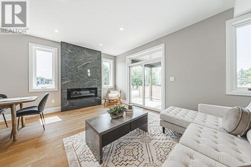 6220 Curlin Crescent, Niagara Falls, ON - Indoor Photo Showing Living Room With Fireplace