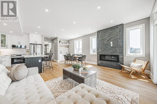 6220 Curlin Crescent, Niagara Falls, ON - Indoor Photo Showing Living Room With Fireplace