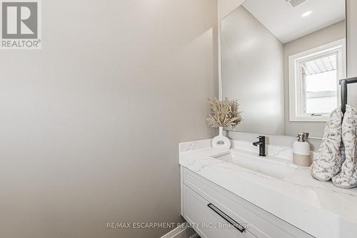 6220 Curlin Crescent, Niagara Falls, ON - Indoor Photo Showing Bathroom