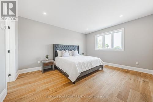 6220 Curlin Crescent, Niagara Falls, ON - Indoor Photo Showing Bedroom