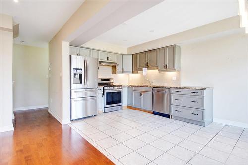 6411 Shapton Crescent, Niagara Falls, ON - Indoor Photo Showing Kitchen