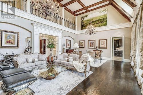 15 Awesome Again Lane, Aurora, ON - Indoor Photo Showing Living Room