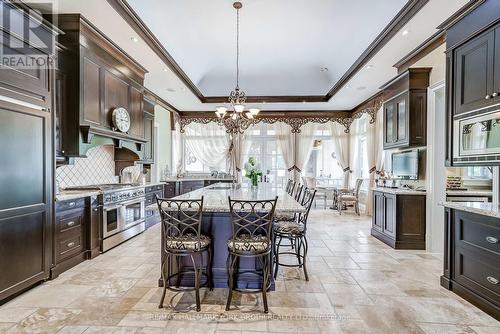 15 Awesome Again Lane, Aurora, ON - Indoor Photo Showing Kitchen With Upgraded Kitchen