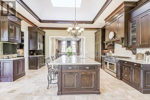 15 Awesome Again Lane, Aurora, ON - Indoor Photo Showing Kitchen