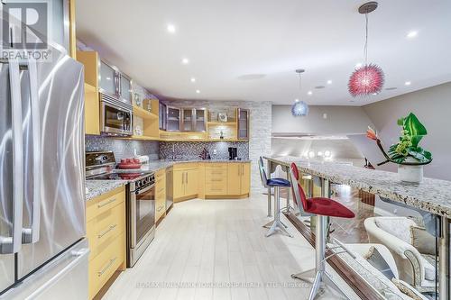 15 Awesome Again Lane, Aurora, ON - Indoor Photo Showing Kitchen With Upgraded Kitchen