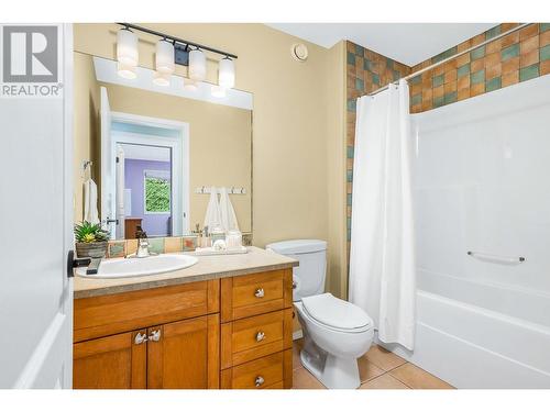 661 Mt. York Drive, Coldstream, BC - Indoor Photo Showing Bathroom