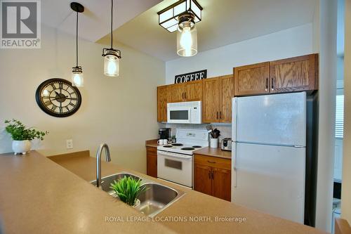 117 - 125 Fairway Court, Blue Mountains (Blue Mountain Resort Area), ON - Indoor Photo Showing Kitchen