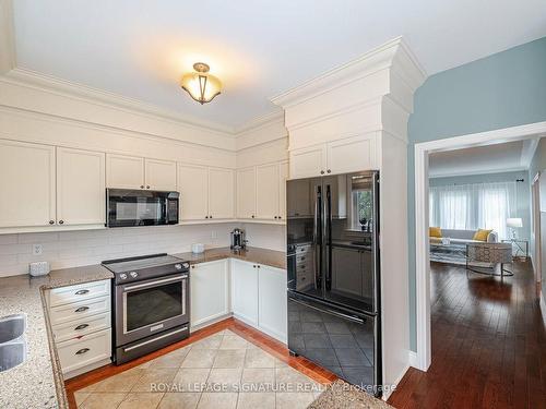 38 Sandringham Dr, Barrie, ON - Indoor Photo Showing Kitchen