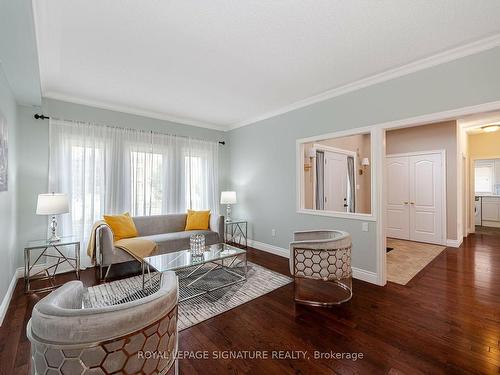 38 Sandringham Dr, Barrie, ON - Indoor Photo Showing Living Room