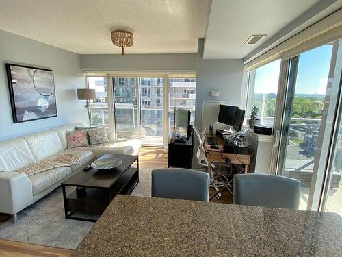 1209-215 Queen St E, Brampton, ON - Indoor Photo Showing Living Room