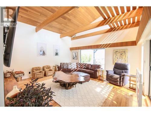 8516 32Nd Avenue, Osoyoos, BC - Indoor Photo Showing Living Room