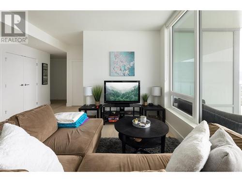 1191 Sunset Drive Unit# 2704, Kelowna, BC - Indoor Photo Showing Living Room