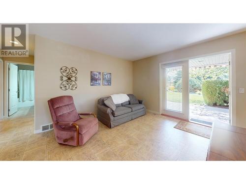 2365 Stillingfleet Road Unit# 10, Kelowna, BC - Indoor Photo Showing Living Room