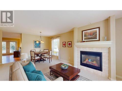 2365 Stillingfleet Road Unit# 10, Kelowna, BC - Indoor Photo Showing Living Room With Fireplace