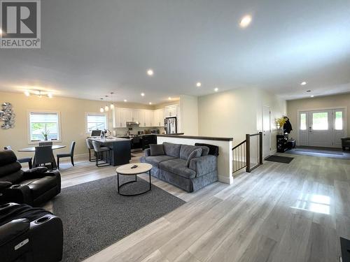 1916 Fort Sheppard  Drive, Nelson, BC - Indoor Photo Showing Living Room