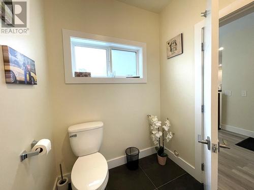 1916 Fort Sheppard  Drive, Nelson, BC - Indoor Photo Showing Bathroom