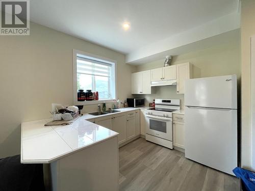 1916 Fort Sheppard  Drive, Nelson, BC - Indoor Photo Showing Kitchen With Double Sink