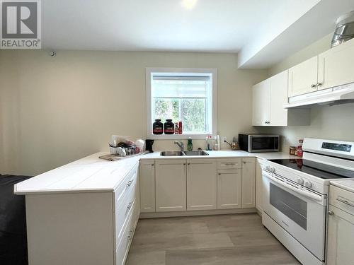 1916 Fort Sheppard  Drive, Nelson, BC - Indoor Photo Showing Kitchen With Double Sink