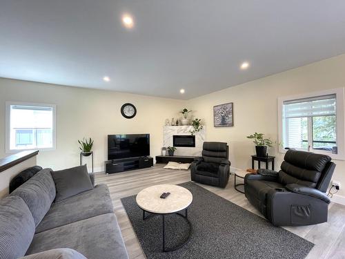 1916 Fort Sheppard Drive, Nelson, BC - Indoor Photo Showing Living Room