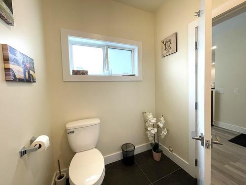 1916 Fort Sheppard Drive, Nelson, BC - Indoor Photo Showing Bathroom