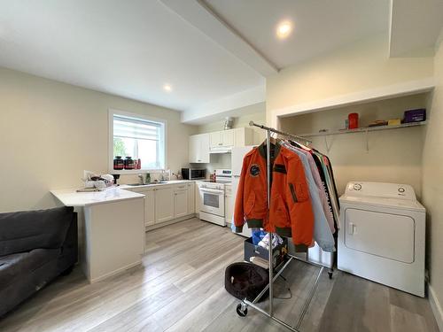 1916 Fort Sheppard Drive, Nelson, BC - Indoor Photo Showing Laundry Room