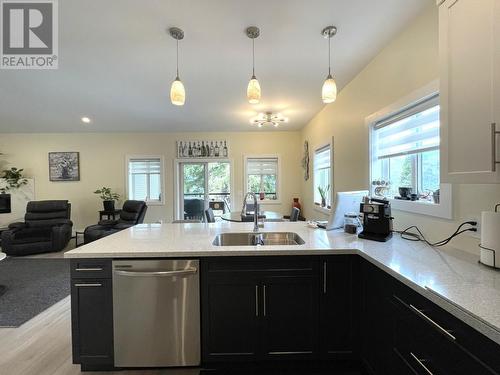 1916 Fort Sheppard  Drive, Nelson, BC - Indoor Photo Showing Kitchen With Double Sink