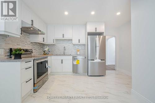 6957 Garden Street, Niagara Falls, ON - Indoor Photo Showing Kitchen With Upgraded Kitchen