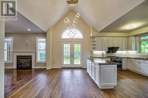 8 Aylesbury Gate, Markham (Berczy), ON - Indoor Photo Showing Kitchen With Upgraded Kitchen