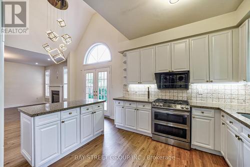 8 Aylesbury Gate, Markham (Berczy), ON - Indoor Photo Showing Kitchen With Upgraded Kitchen