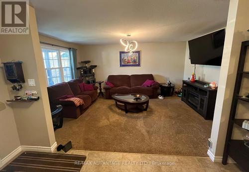 12 Henderson Court, Ingersoll, ON - Indoor Photo Showing Living Room