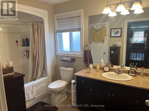 12 Henderson Court, Ingersoll, ON - Indoor Photo Showing Bathroom