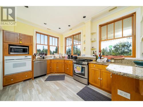 1577 Boone Court, Kelowna, BC - Indoor Photo Showing Kitchen