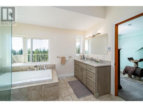 1577 Boone Court, Kelowna, BC - Indoor Photo Showing Bathroom