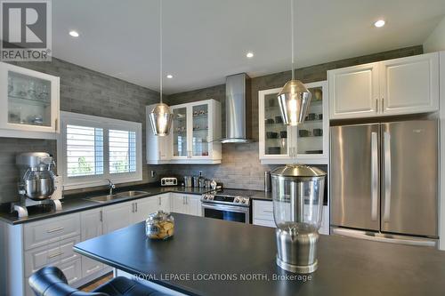 20 Bianca Crescent, Wasaga Beach, ON - Indoor Photo Showing Kitchen With Double Sink With Upgraded Kitchen