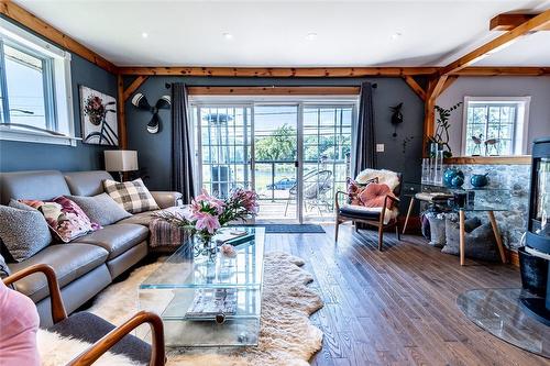 152 Kingsway Street, Welland, ON - Indoor Photo Showing Living Room