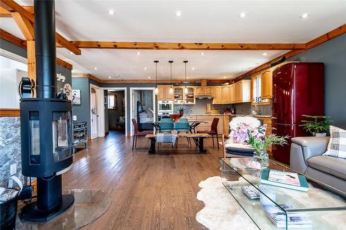 152 Kingsway Street, Welland, ON - Indoor Photo Showing Living Room