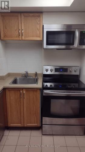 829 - 222 The Esplanade, Toronto, ON - Indoor Photo Showing Kitchen