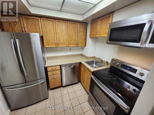 829 - 222 The Esplanade, Toronto, ON - Indoor Photo Showing Kitchen