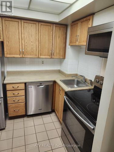 829 - 222 The Esplanade, Toronto, ON - Indoor Photo Showing Kitchen