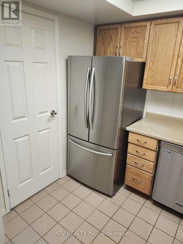 829 - 222 The Esplanade, Toronto, ON - Indoor Photo Showing Kitchen