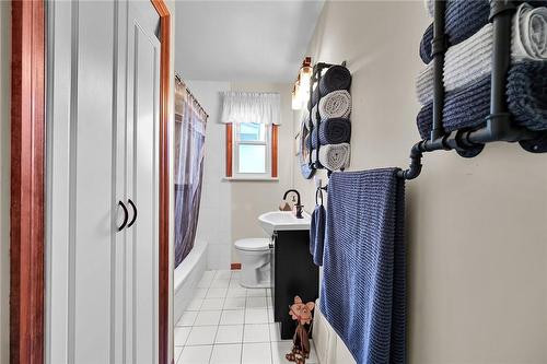 9127 Twenty Road, Glanbrook, ON - Indoor Photo Showing Bathroom