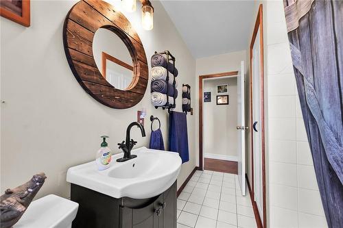 9127 Twenty Road, Glanbrook, ON - Indoor Photo Showing Bathroom