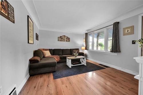 9127 Twenty Road, Glanbrook, ON - Indoor Photo Showing Living Room